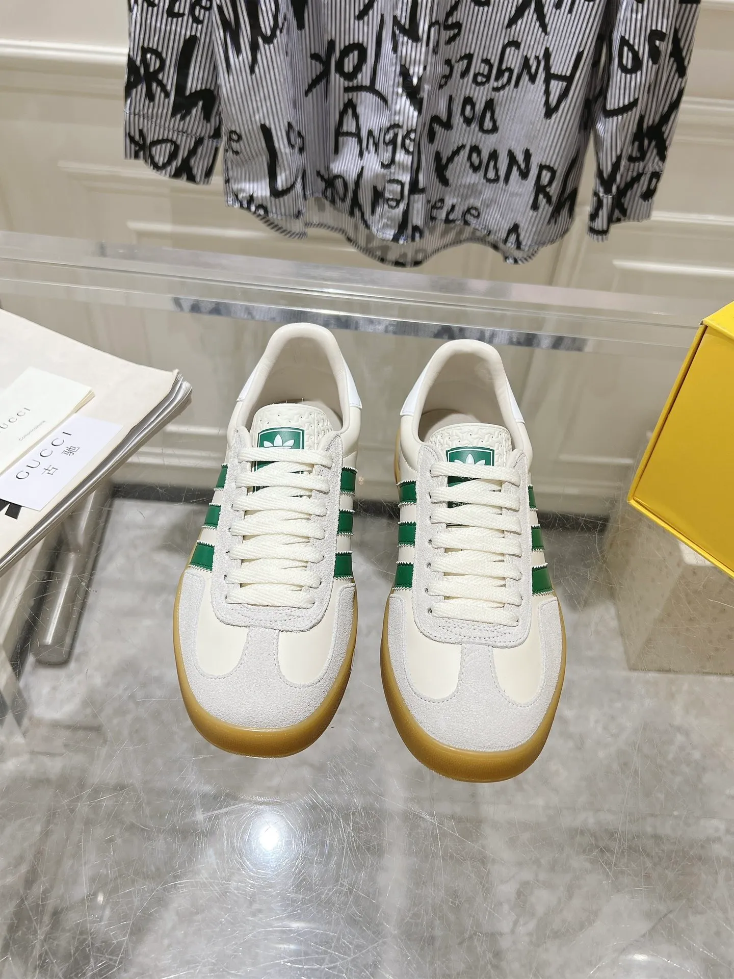 👟👟Ex-factory price 520👟👟Gucci&adidas joint limited edition couple's sneakers. A super nice joint casual sneaker with rich and bold colors! It showed everyone a completely different charm from the past! Combining retro style and youthful sports style to create a new aesthetic! Vitality yet stylish at the same time! ! Upper - made of cowhide, cowhide, cloth. Lining - sheepskin lining for foot pads. Sole - original open-molded beef tendon non-slip and wear-resistant outsole. Size: 35-47 (couple style)